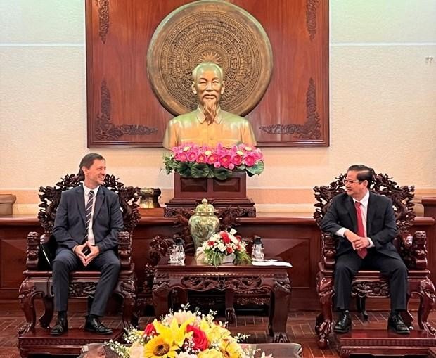 El presidente del Comité Popular de la ciudad sureña de Can Tho, Tran Viet Truong, y el embajador húngaro, Baloghdi Tibor. (Fotografía: VNA)