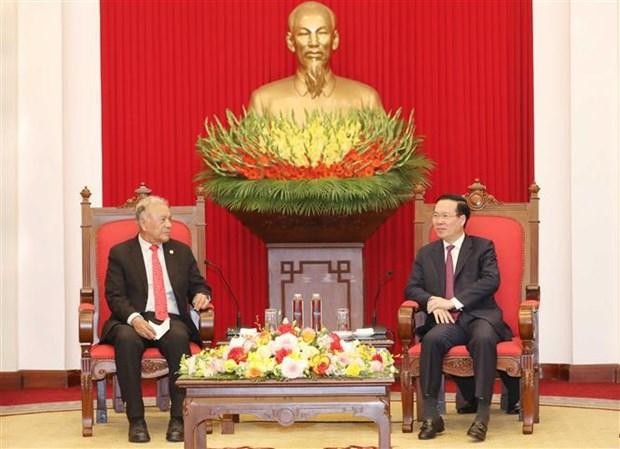 Escena de la reunión entre el miembro del Buró Político y permanente del Secretariado del Comité Central del Partido Comunista de Vietnam, Vo Van Thuong, y el secretario general del Partido del Trabajo de México, Alberto Anaya Guitiérrez. (Fotografía: VNA)