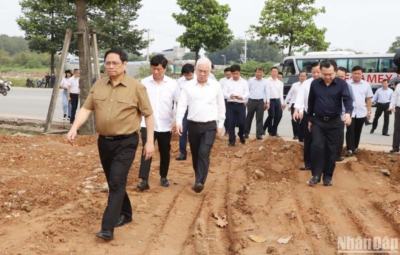 El primer ministro Pham Minh Chinh (de camisa marrón) en la actividad. (Fotografía: Nhan Dan)