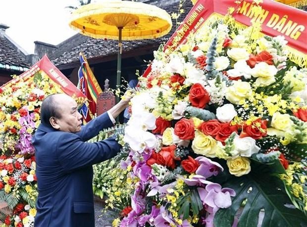 El presidente de Vietnam, Nguyen Xuan Phuc, ofrece flores e inciensos en homenaje a la gran poeta Ho Xuan Huong. (Fotografía: VNA)