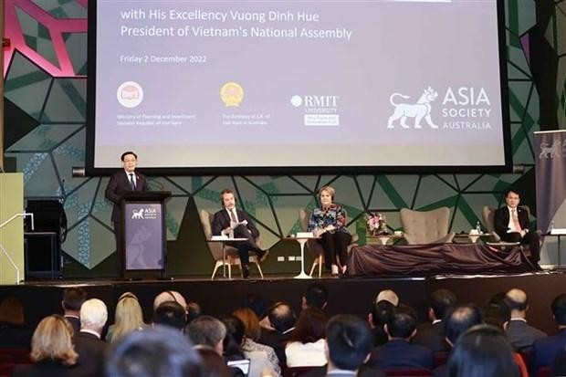 El presidente de la Asamblea Nacional, Vuong Dinh Hue (de pie), interviene en el Foro de Cooperación Económica Vietnam-Australia. (Fotografía: VNA)