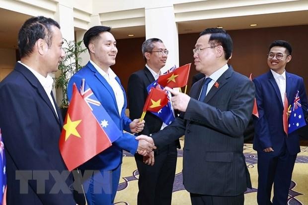 El presidente de la Asamblea Nacional, Vuong Dinh Hue, y residentes vietnamitas en Australia. (Fotografía: VNA)