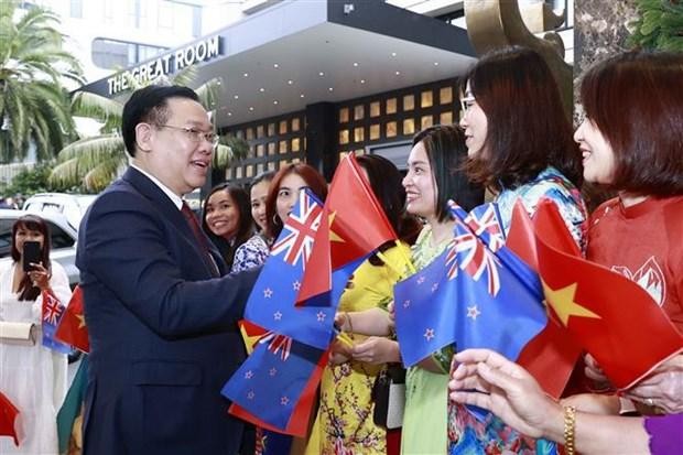 El presidente de la Asamblea Nacional, Vuong Dinh Hue, con representantes de la comunidad vietnamita en Nueva Zelanda en la ceremonia de bienvenida. (Fotografía: VNA)