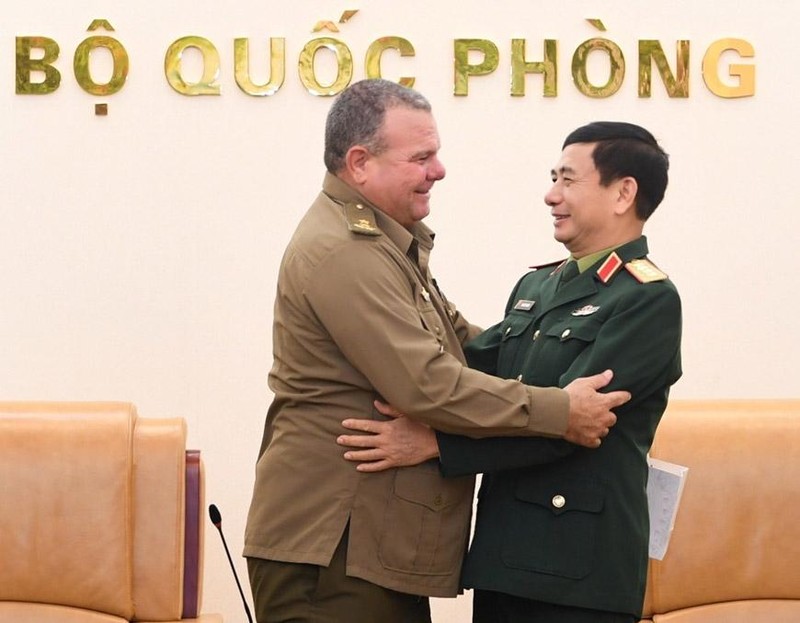 El ministro de Defensa de Vietnam, general Phan Van Giang (derecha), recibe al jefe de la Dirección Política de las Fuerzas Armadas Revolucionarias de Cuba, General de División Víctor Rojo Ramos. (Fotografía: qdnd.vn)