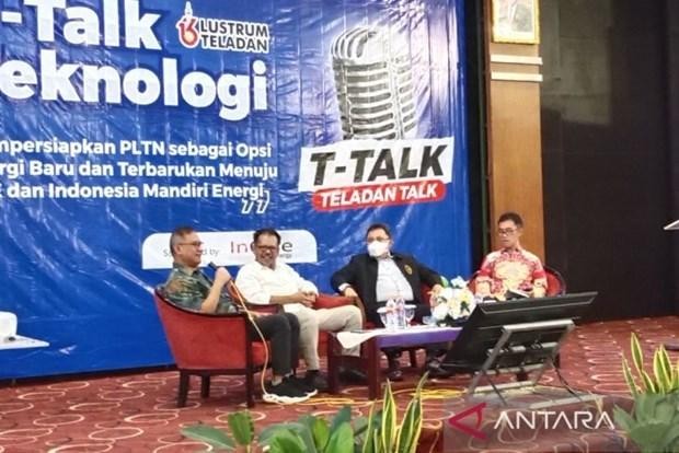 Una discusión sobre la preparación de una planta de energía nuclear como una opción de energía nueva y renovable para lograr cero emisiones netas y autosuficiencia energética en el University Club UGM en Yogyakarta. (Fotografía: Antara)