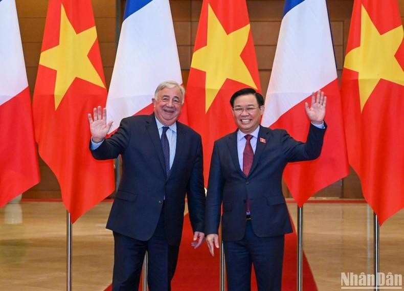 El presidente de la Asamblea Nacional de Vietnam, Vuong Dinh Hue (derecha). recibe al titular del Senado francés, Gérard Larcher. (Fotografía: Nhan Dan)