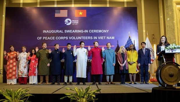 Maestros voluntarios estadounidenses vestidos con Ao Dai vietnamita en ceremonia de juramento. (Fotografía: Embajada estadounidense en Hanói)