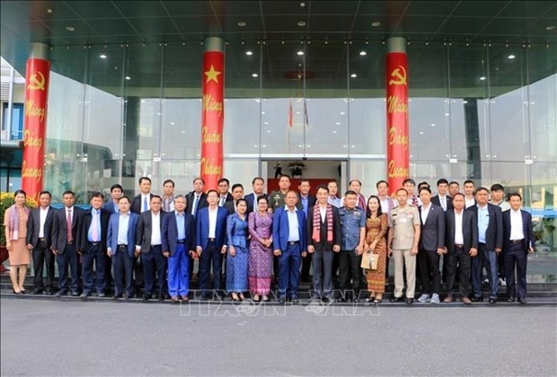 La delegación de la provincia camboyana de Banteay Meanchey visitó por el Tet al Comité Popular de la provincia vietnamita de Vinh Long. (Fotografía: VNA)