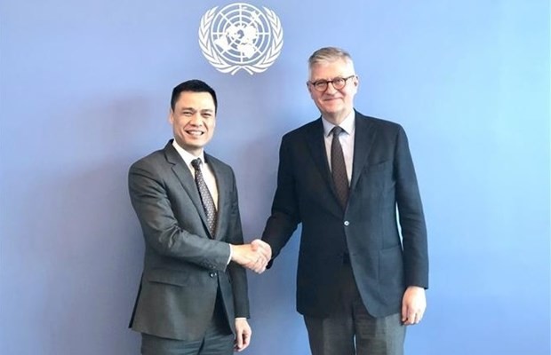 El embajador Dang Hoang Giang (izquierda) y el secretario general adjunto de la ONU Jean-Pierre Lacroix. (Fotografía: VNA)