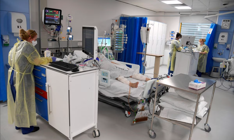 Enfermeras atienden a pacientes en el Hospital Universitario de Milton Keynes, en el Reino Unido, el 20 de enero de 2021. (Fotografía: REUTERS)