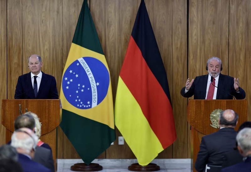 El canciller de Alemania, Olaf Scholz, y el presidente de Brasil, Luiz Inácio Lula da Silva, dan una conferencia de prensa en el Palacio de Planalto, en Brasilia, el 30 de enero de 2023. (Fotografía: Reuters)