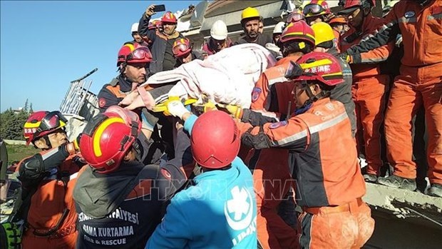 Los equipos de rescate transportan a una mujer afortunada que sobrevivió a un terremoto en Hatay, Turquía, el 9 de febrero pasado. (Fotografía: Xinhua/VNA)