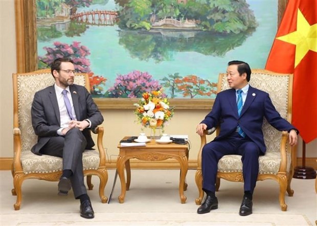 El vice primer ministro de Vietnam Tran Hong Ha recibe a Iain Frew, embajador del Reino Unido en el país. (Fotografía: VNA)