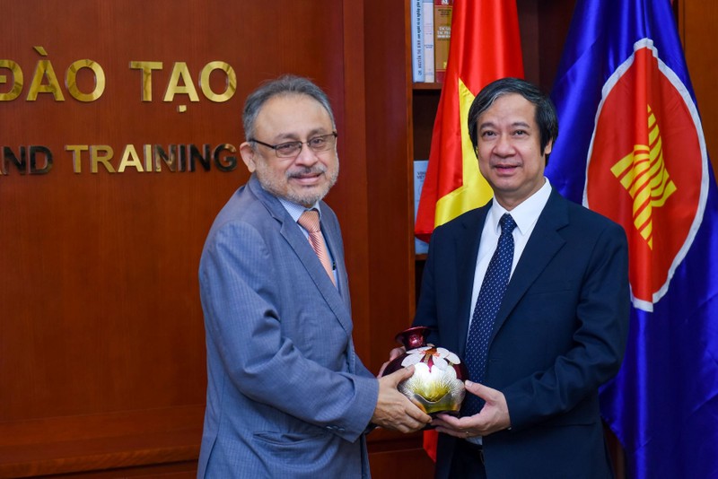 El ministro de Educación y Formación de Vietnam, Nguyen Kim Son (derecha), y el embajador de El Salvador, Rubén Omar Orozco Burgos. (Fotografía: giaoducthoidai.vn)