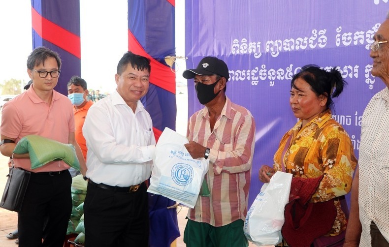 El embajador de Vietnam en Camboya, Nguyen Huy Tang (de camisa blanca), en la actividad. (Fotografía: Nhan Dan)
