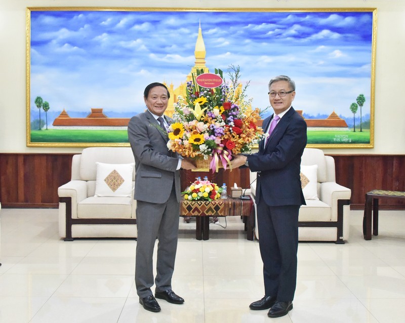 El embajador Nguyen Ba Hung (izquierda) felicita por la fecha al jefe del Departamento de Relaciones Exteriores del PPRL, Thongsavanh Phomvihane. (Fotografía: Nhan Dan)