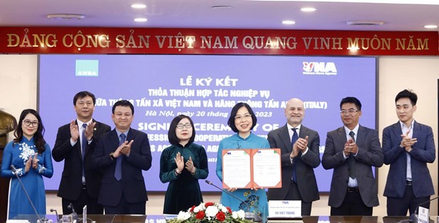 La directora general de la VNA, Vu Viet Trang, firmó en forma virtual un acuerdo de cooperación profesional entre su entidad y la Agencia de Noticias italiana ANSA. (Fotografía: VNA)