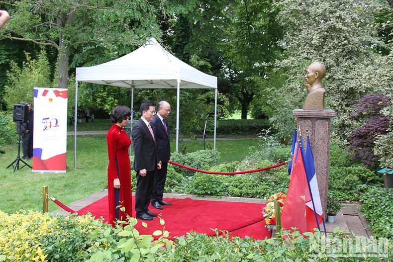El acto tiene lugar frente a la estatua del Presidente Ho Chi Minh en un parque local. (Fotografía: Nhan Dan)