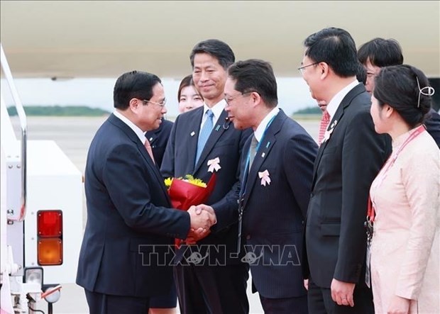 Acto de bienvenida al primer ministro Pham Minh Chinh en el aeropuerto de Hiroshima. (Fotografía: VNA)