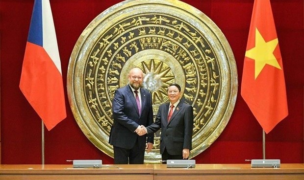 Nguyen Duc Hai, vicepresidente de la Asamblea Nacional de Vietnam, y Jan Bartosek, vicepresidente de la Cámara de Diputados de la República Checa. (Fotografía: ANV)