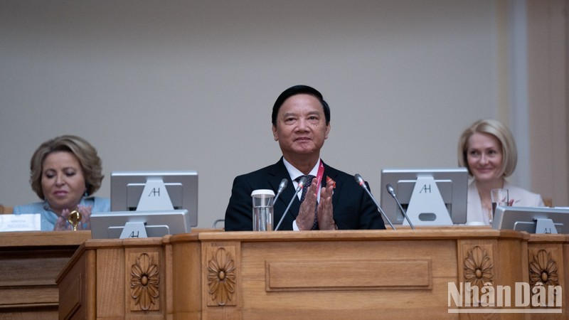 El vicepresidente de la Asamblea Nacional de Vietnam Nguyen Khac Dinh interviene en el Congreso. (Fotografía: Nhan Dan)