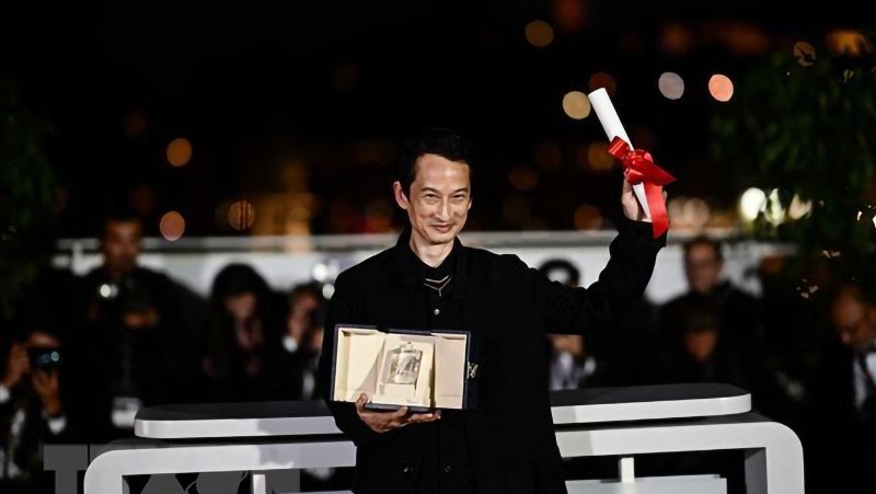 Tran Anh Hung, ganador de la Mejor dirección en el Festival de Cannes 2023. (Fotografía: AFP/VNA)