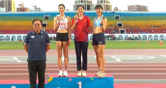 Nguyen Thi Huyen (centro) alza su medalla de oro. (Fotografía: Comité Organizador del torneo)