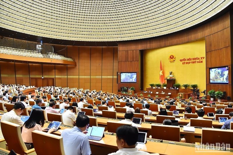 En una sesión plenaria del quinto período de sesiones de la Asamblea Nacional de Vietnam. (Fotografía: Nhan Dan)