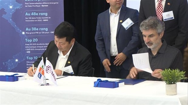 El presidente de FPT, Truong Gia Binh (izquierda), y el fundador del Instituto Mila, Yoshua Bengio, durante la firma de extensión de la cooperación bilateral. (Fotografía: VNA)