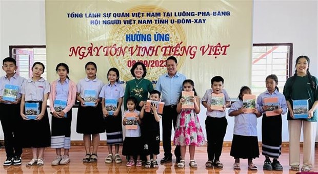 Kieu Thi Hang Phuc, consulesa general de Vietnam en Luang Prabang, entrega obsequios a los estudiantes vietnamitas. (Fotografía: VNA)