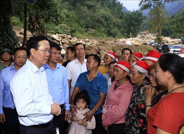 El presidente Vo Van Thuong visitó a las familias afectadas por una reciente y grave inundación en la comuna de Lien Minh del municipio de Sa Pa, en Lao Cai. (Fotografía: VNA)