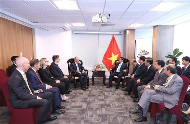 El primer ministro de Vietnam, Pham Minh Chinh, recibe a los representantes de Boeing. (Fotografía: VNA)