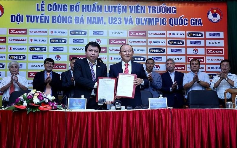 Park Hang-seo firmó su primer contrato con la Federación de Fútbol de Vietnam (VFF) el 11 de octubre de 2017.