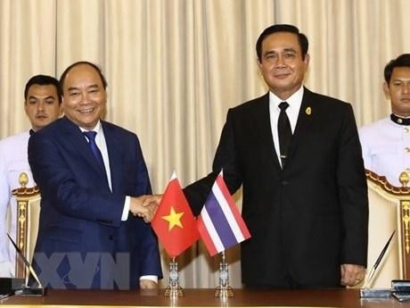 El presidente vietnamita, Nguyen Xuan Phuc, y el primer ministro de Tailandia, Prayut Chan-o-cha. (Foto de archivo de la VNA)