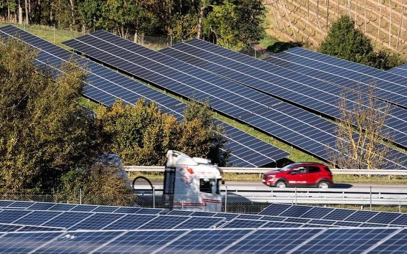 Una planta de energía solar con sistemas fotovoltaicos cerca de Mainburg, al noroeste de Munich, Alemania, el 20 de octubre de 2021. (Foto: Reuters)