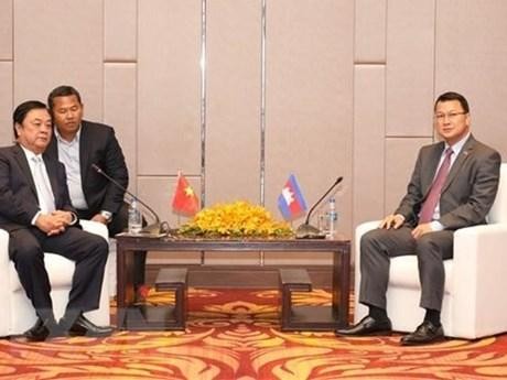El ministro vietnamita de Agricultura y Desarrollo Rural, Le Minh Hoan (I), y el titular camboyano de Agricultura, Silvicultura y Pesca, Dith Tina. (Fotografía: VNA)