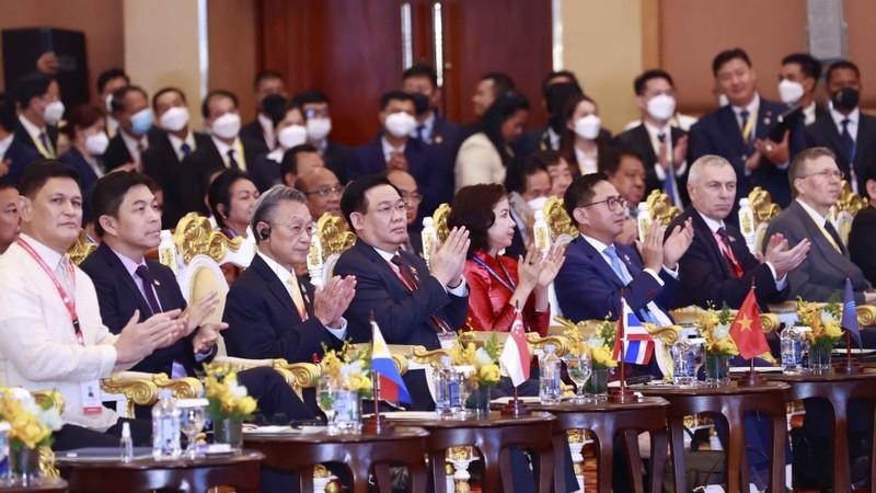 El presidente de la Asamblea Nacional de Vietnam, Vuong Dinh Hue, asiste a la ceremonia inaugural de AIPA-43.