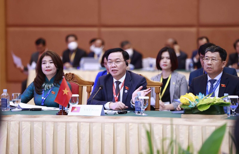 El presidente de la Asamblea Nacional de Vietnam, Vuong Dinh Hue, interviene en el evento. (Fotografía: VNA)