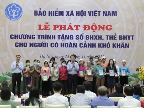 Dirigentes del Seguridad Social de Vietnam entregan libretas de seguro social y médico a personas en circunstancias difíciles.