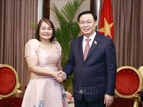 El presidente de la Asamblea Nacional de Vietnam, Vuong Dinh Hue, y la gobernadora de la provincia filipina de Davao Oriental, Corazon Nuñez Malanyaon. (Fotografía: VNA)