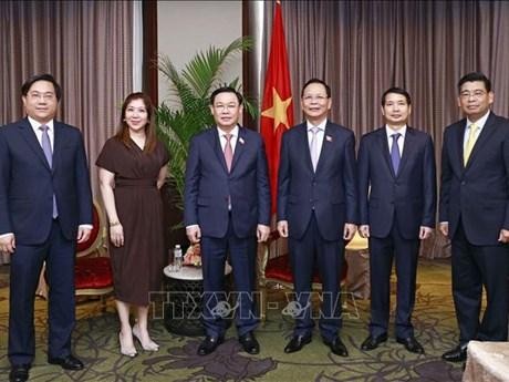 El presidente de la Asamblea Nacional de Vietnam, Vuong Dinh Hue (tercero de izquierda a derecha), en el encuentro con Emmie Perez-Chiong, presidenta y directora ejecutiva de la corporación filipina de comercio internacional PITC (Fotografía: VNA)