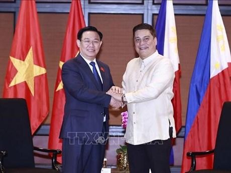 El presidente de la Asamblea Nacional de Vietnam, Vuong Dinh Hue, y el titular del Senado filipino, Juan Miguel Zubiri. (Fotografía: VNA)