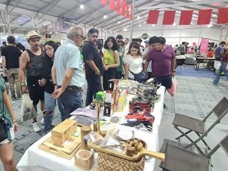 Empresas vietnamitas asisten a Feria Internacional de Santiago.
