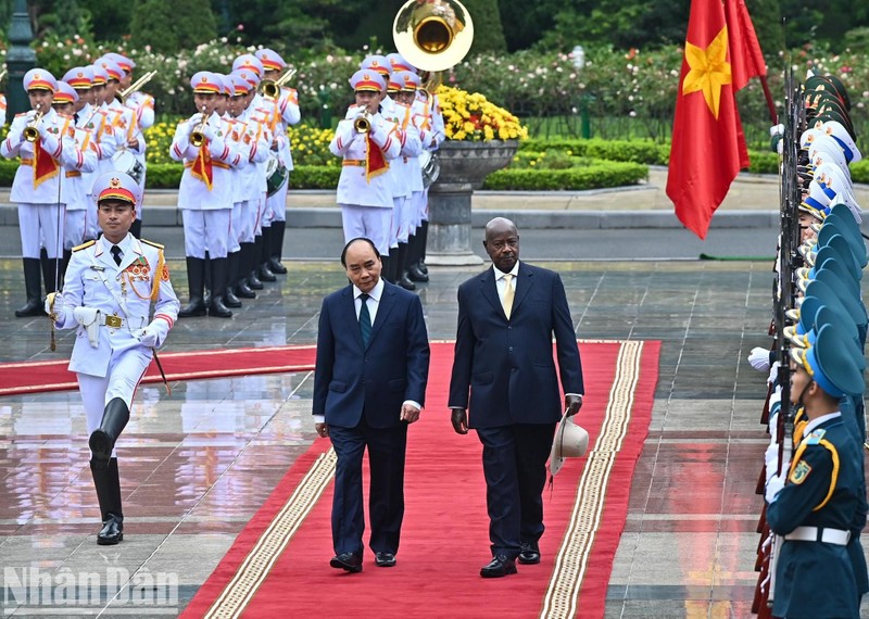 El presidente de Vietnam, Nguyen Xuan Phuc, recibe a su homólogo de Uganda, Yoweri Kaguta Museveni.