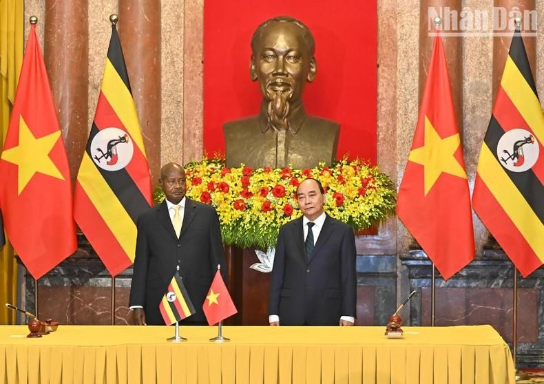 El presidente de Vietnam, Nguyen Xuan Phuc, y su homólogo ugandés Yoweri Kaguta Museveni presencian la rúbrica de varios documentos de cooperación bilateral.