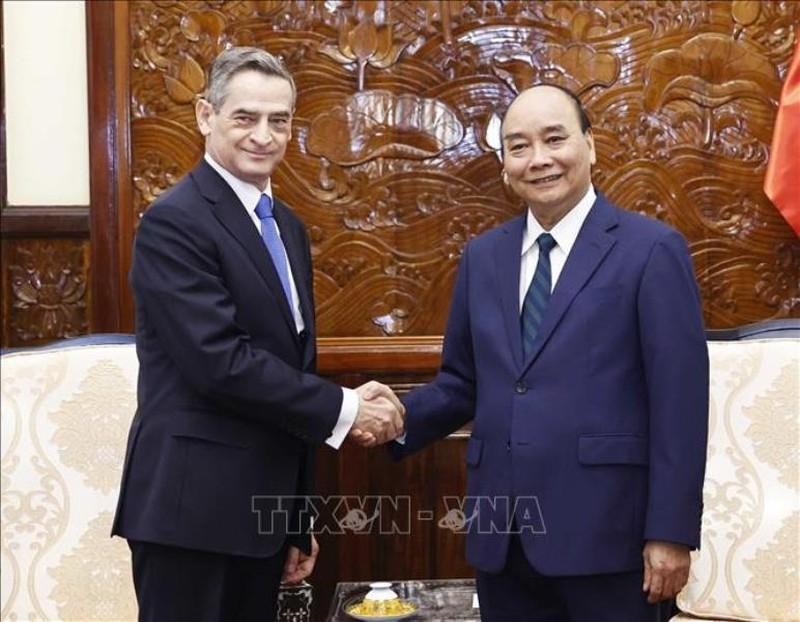 El presidente de Vietnam, Nguyen Xuan Phuc, y el embajador de Chile en Hanói, Patricio Becker. (Fotografía: VNA)