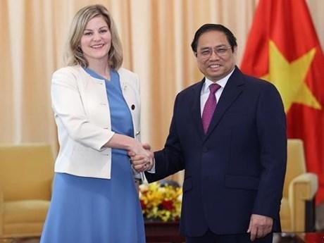 El primer ministro vietnamita, Pham Minh Chinh recibió a la ministra de Comercio Exterior y Cooperación para el Desarrollo de los Países Bajos, Liesje Schreinemacher. (Fotografía: VNA)