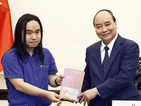 El presidente Nguyen Xuan Phuc (derecha) y el joven talento literario Nguyen Binh. (Fotografía: VNA)