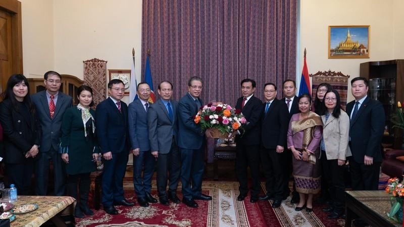 Embajada de Vietnam en Rusia confraterniza con la de Laos por su Día Nacional.