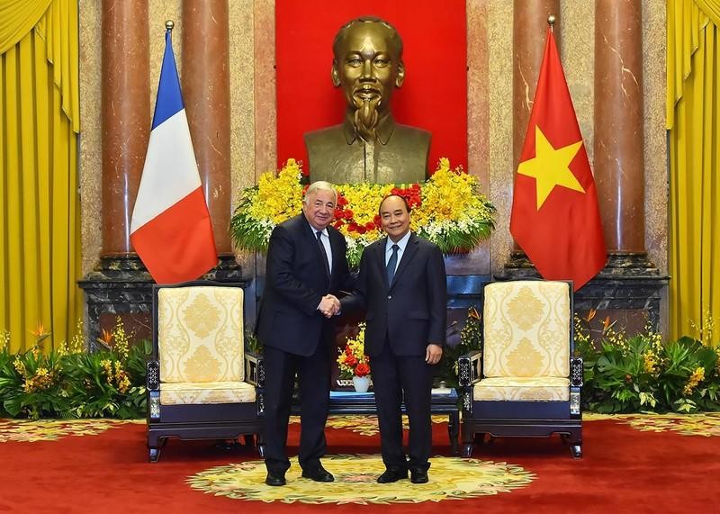 El presidente vietnamita, Nguyen Xuan Phuc (derecha), y el titular del Senado francés, Gérard Larcher. (Fotografía: Nhan Dan)